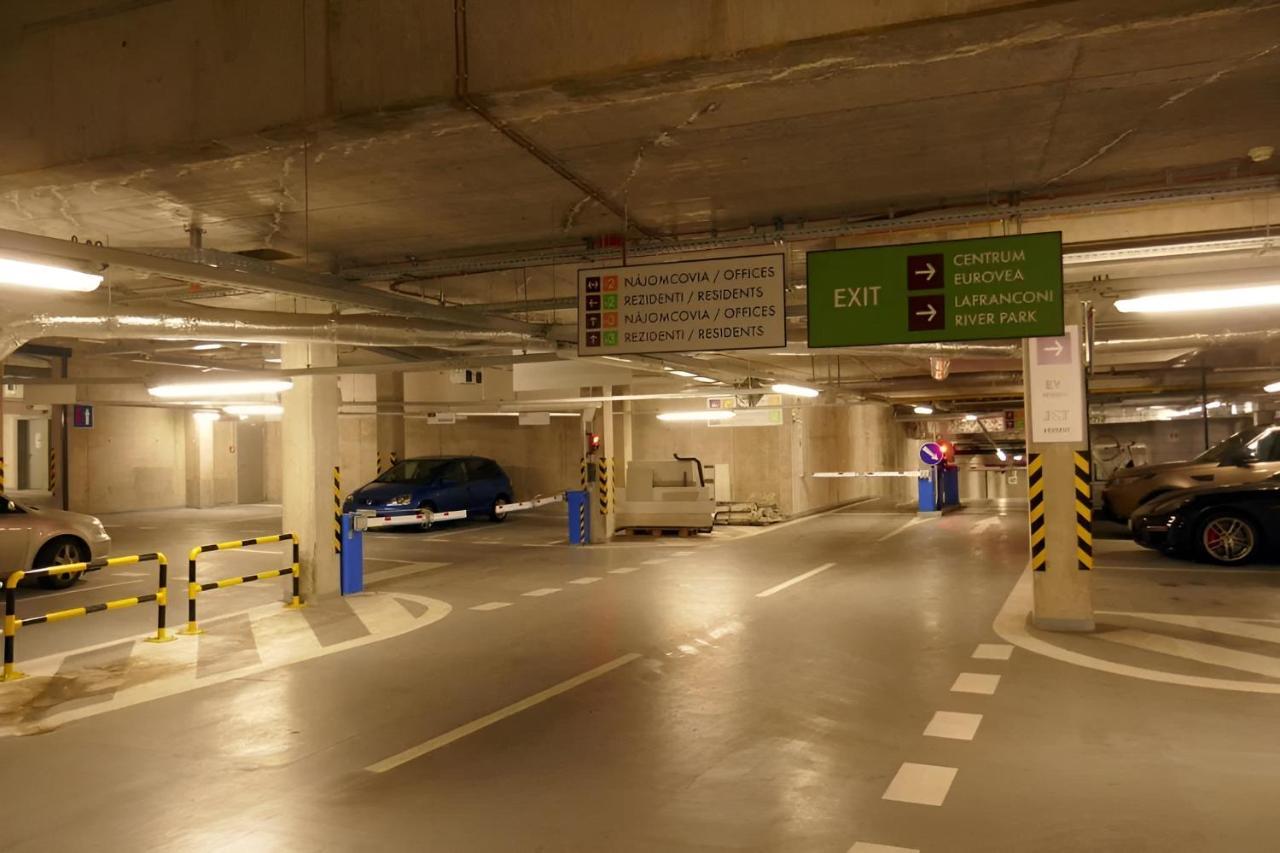 Luxury W/ River View + Private Parking Apartman